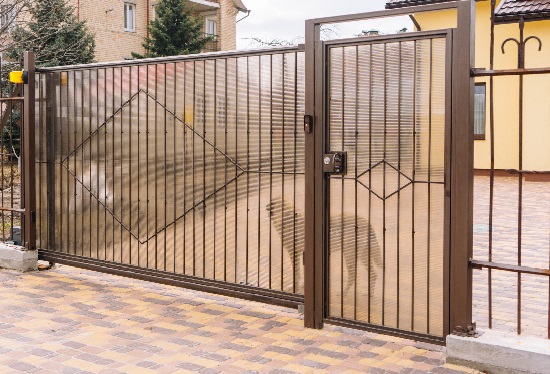 Купить ворота из профлиста с элементами ковки, с металлическими столбами в рамке или под дерево в Белогорске от 155745 руб