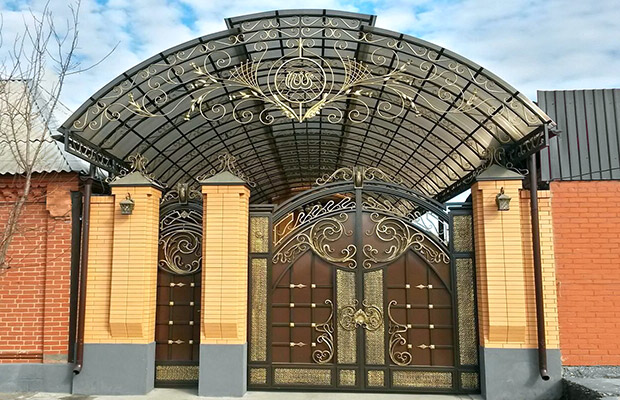 Купить или заказать ворота для дома с навесом - стильные и надежные решения для вашего участка в Белогорске от 42207 руб | ВоротМастер-Бгк